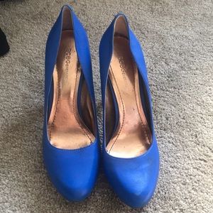 bcbg blue pumps